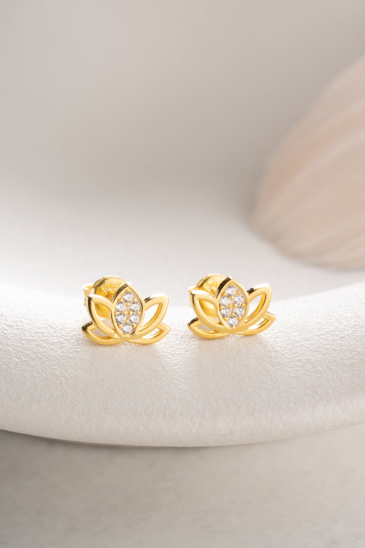 925 Ayar Gümüş Çivili Lotus Çiçeği Küpe