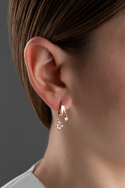 925 Ayar Gümüş Tektaş Çiçek Motif Sallantılı Küpe