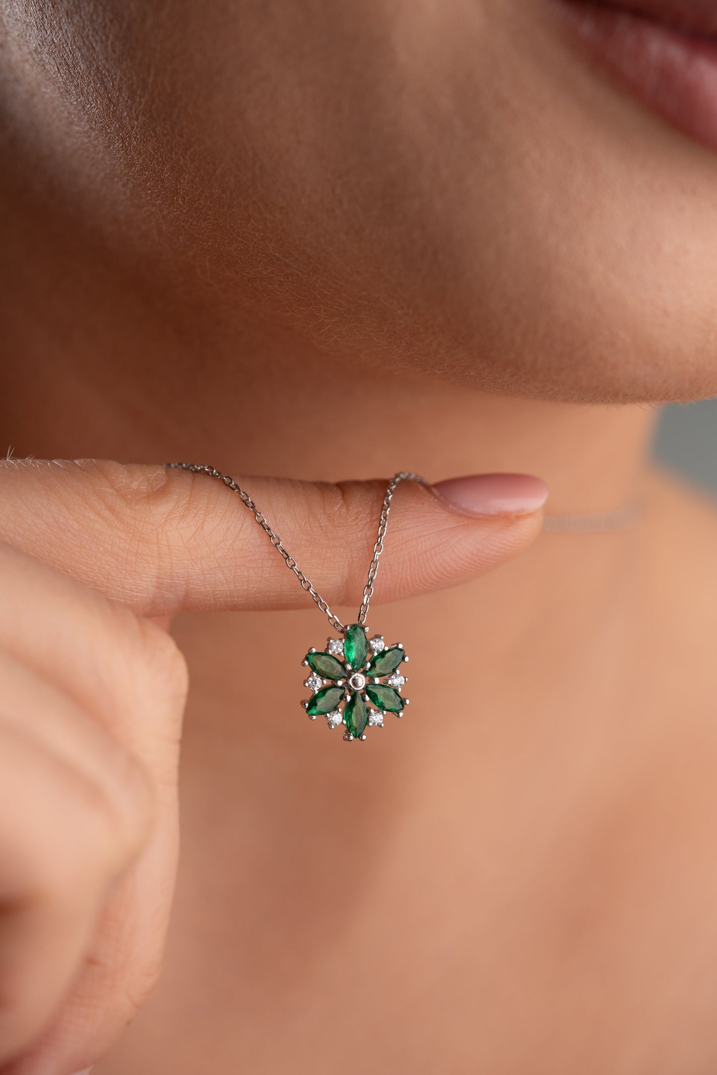 925 Ayar Gümüş Zümrüt Taşlı Lotus Kolye