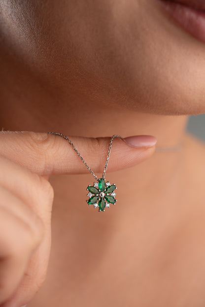 925 Ayar Gümüş Zümrüt Taşlı Lotus Kolye