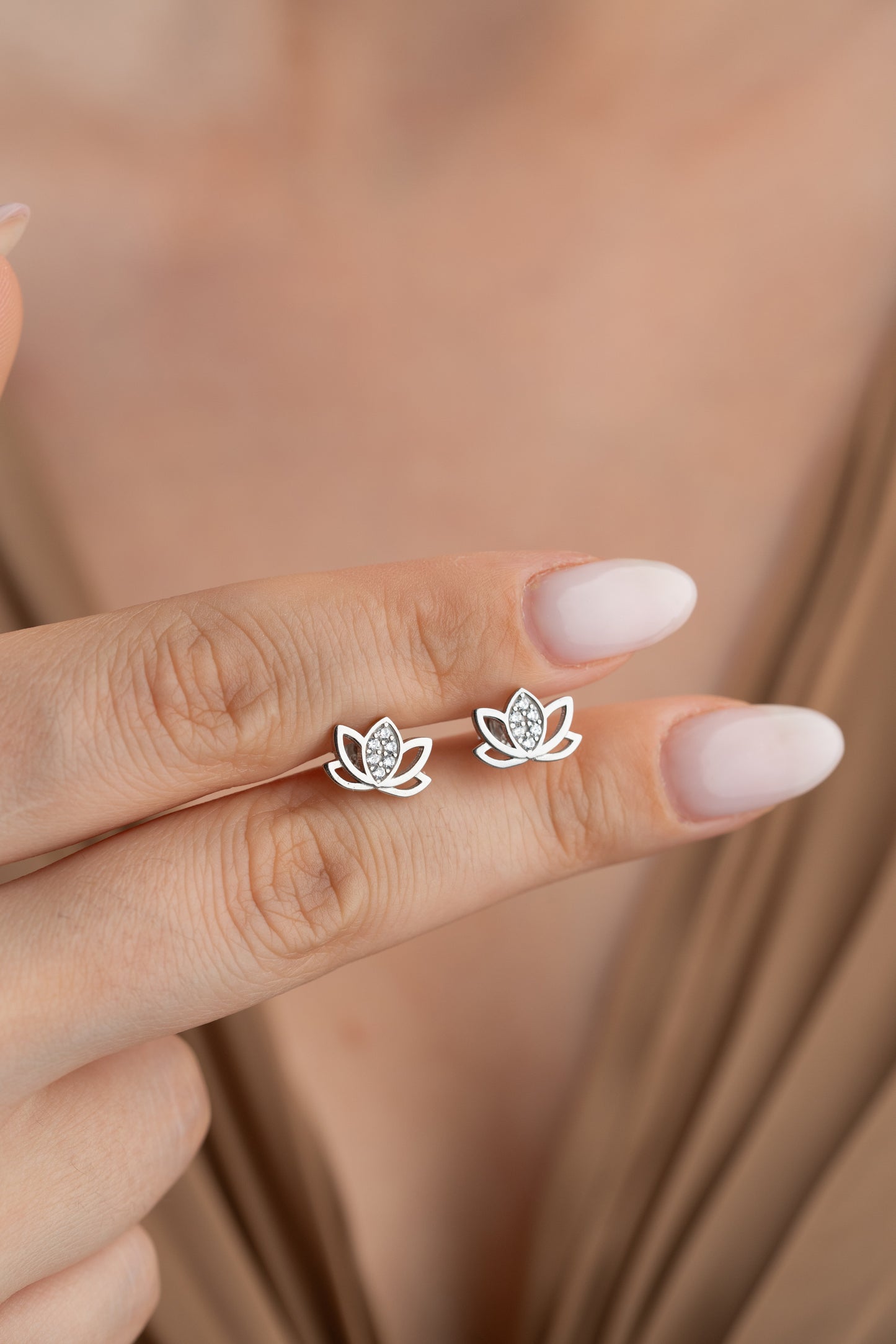 925 Ayar Gümüş Çivili Firuze Taşlı Lotus Çiçeği Sallantı Küpe