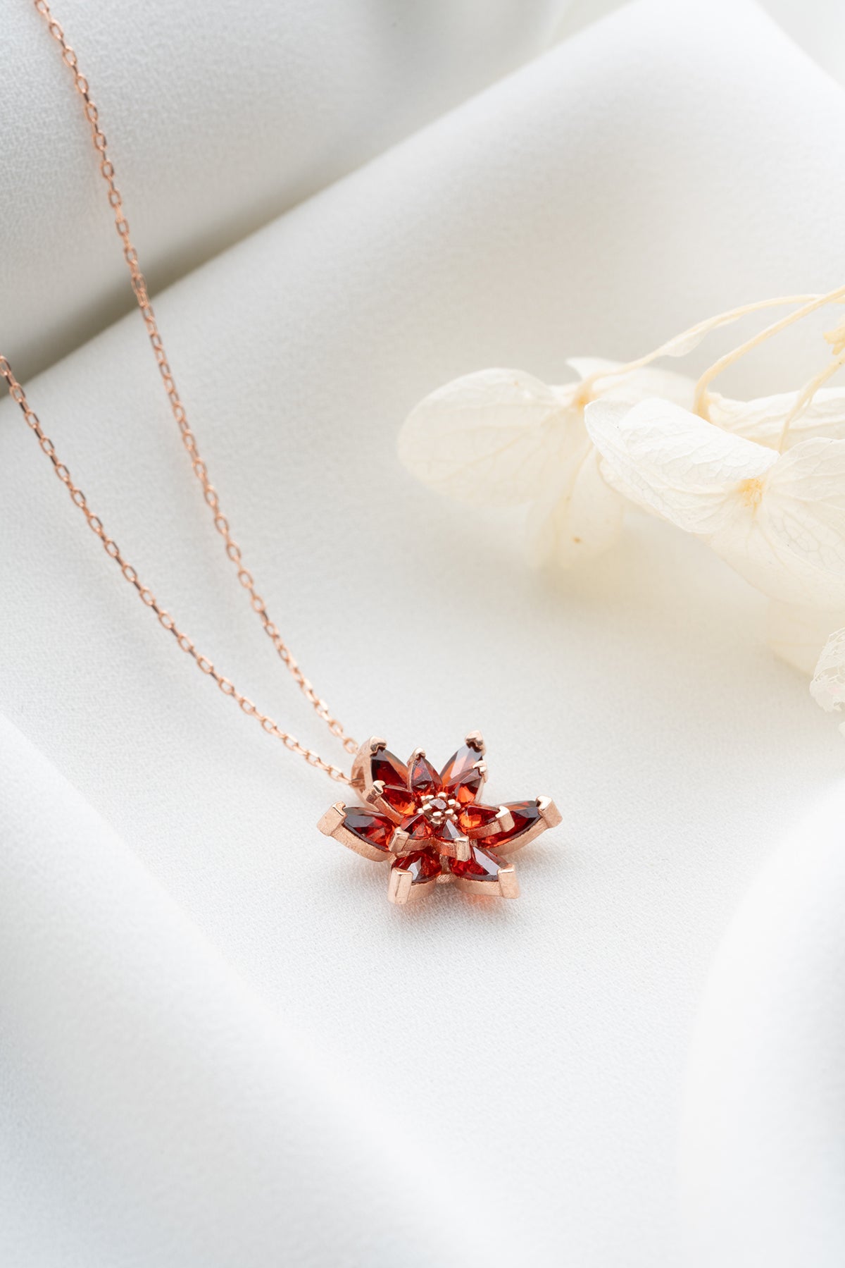 925 Ayar Gümüş Garnet Taşlı Lotus Çiçeği Kolye