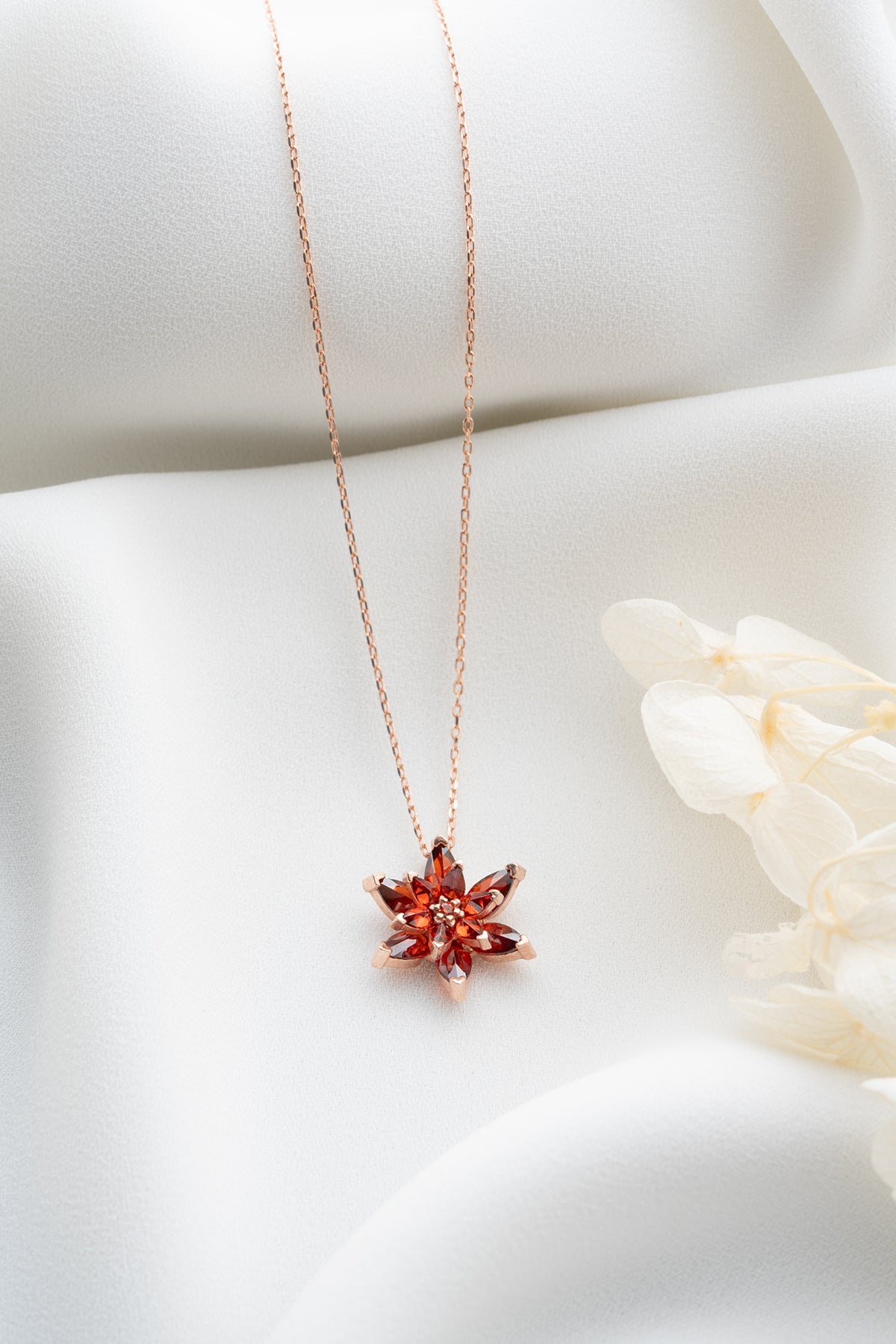 925 Ayar Gümüş Garnet Taşlı Lotus Çiçeği Kolye