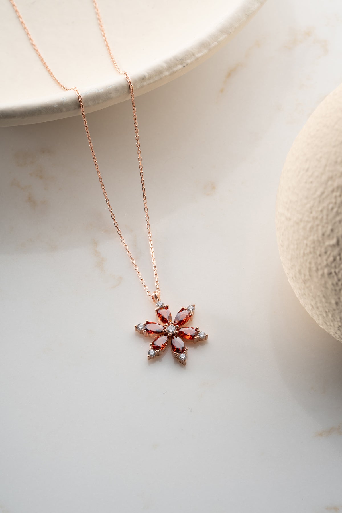 925 Ayar Gümüş Garnet Taşlı Lotus Çiçeği Kolye