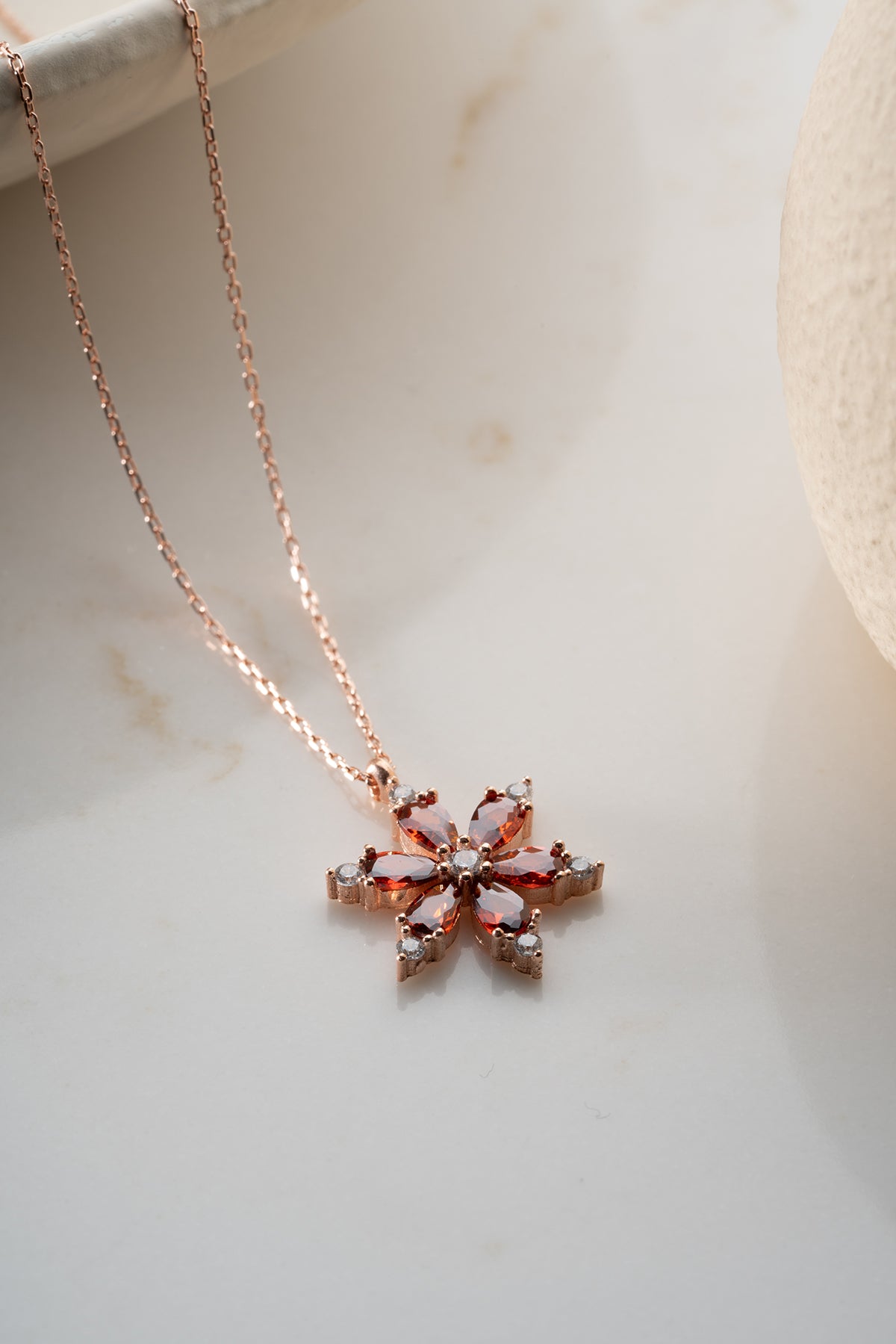 925 Ayar Gümüş Garnet Taşlı Lotus Çiçeği Kolye