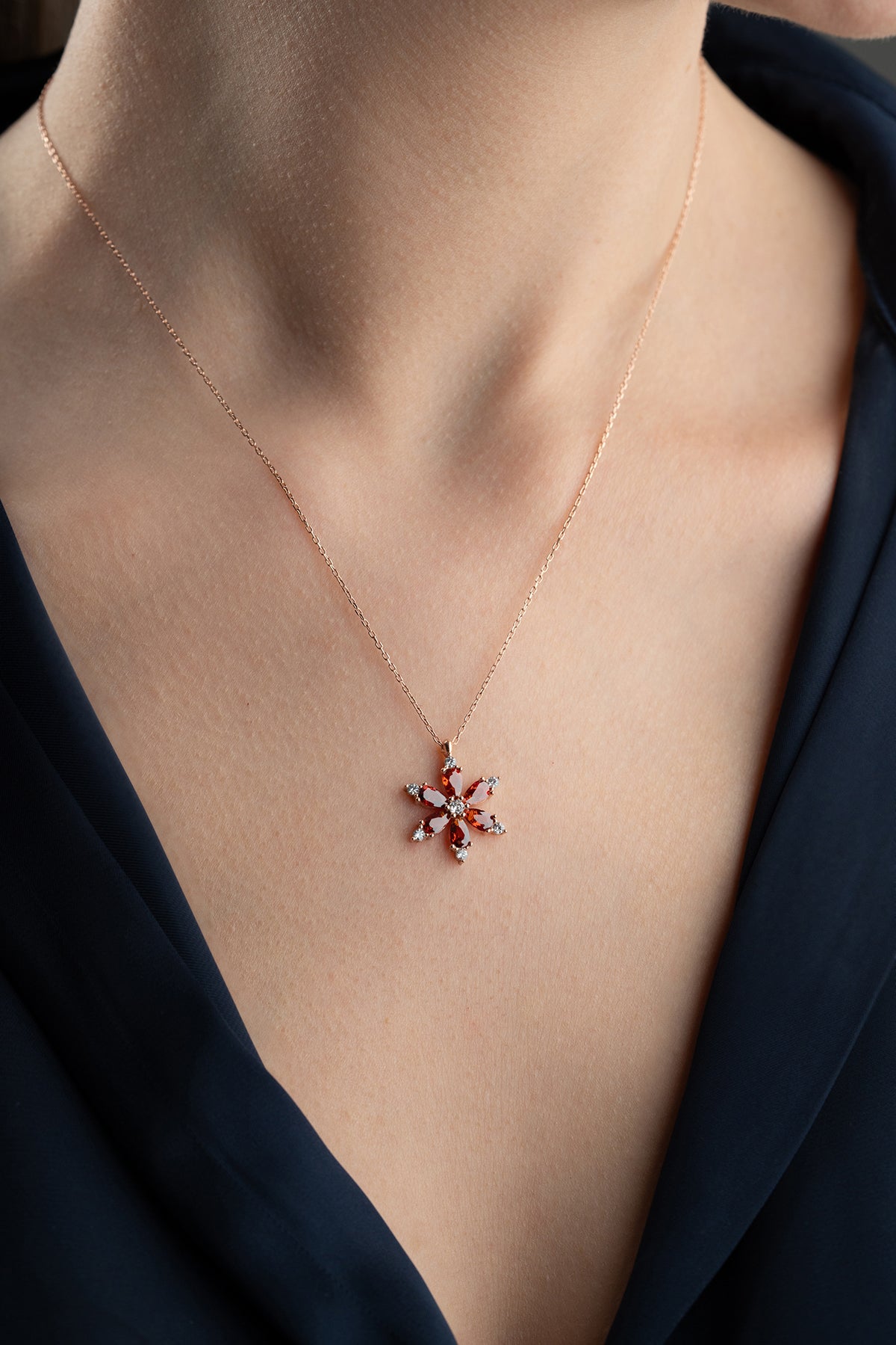 925 Ayar Gümüş Garnet Taşlı Lotus Çiçeği Kolye