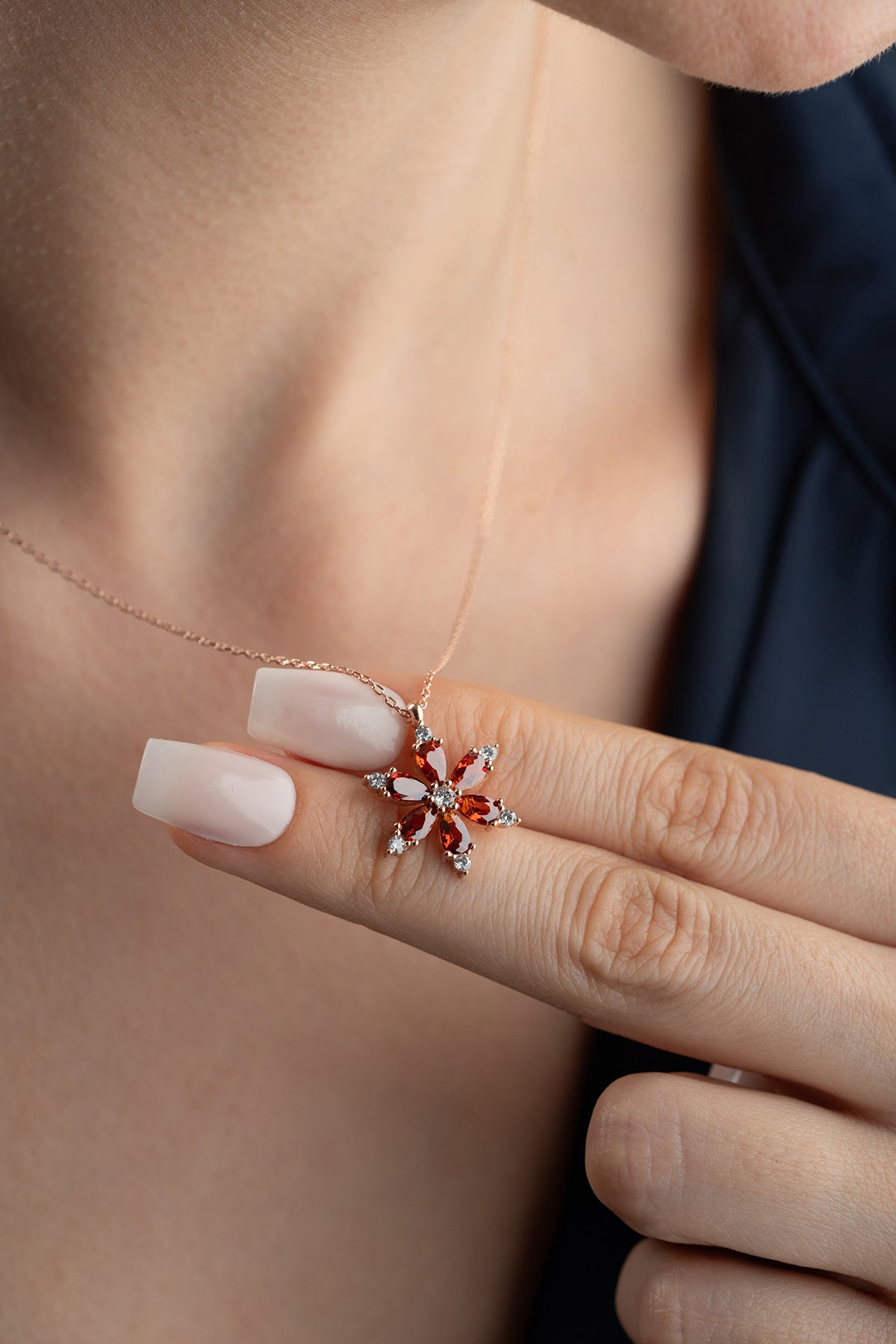 925 Ayar Gümüş Garnet Taşlı Lotus Çiçeği Kolye