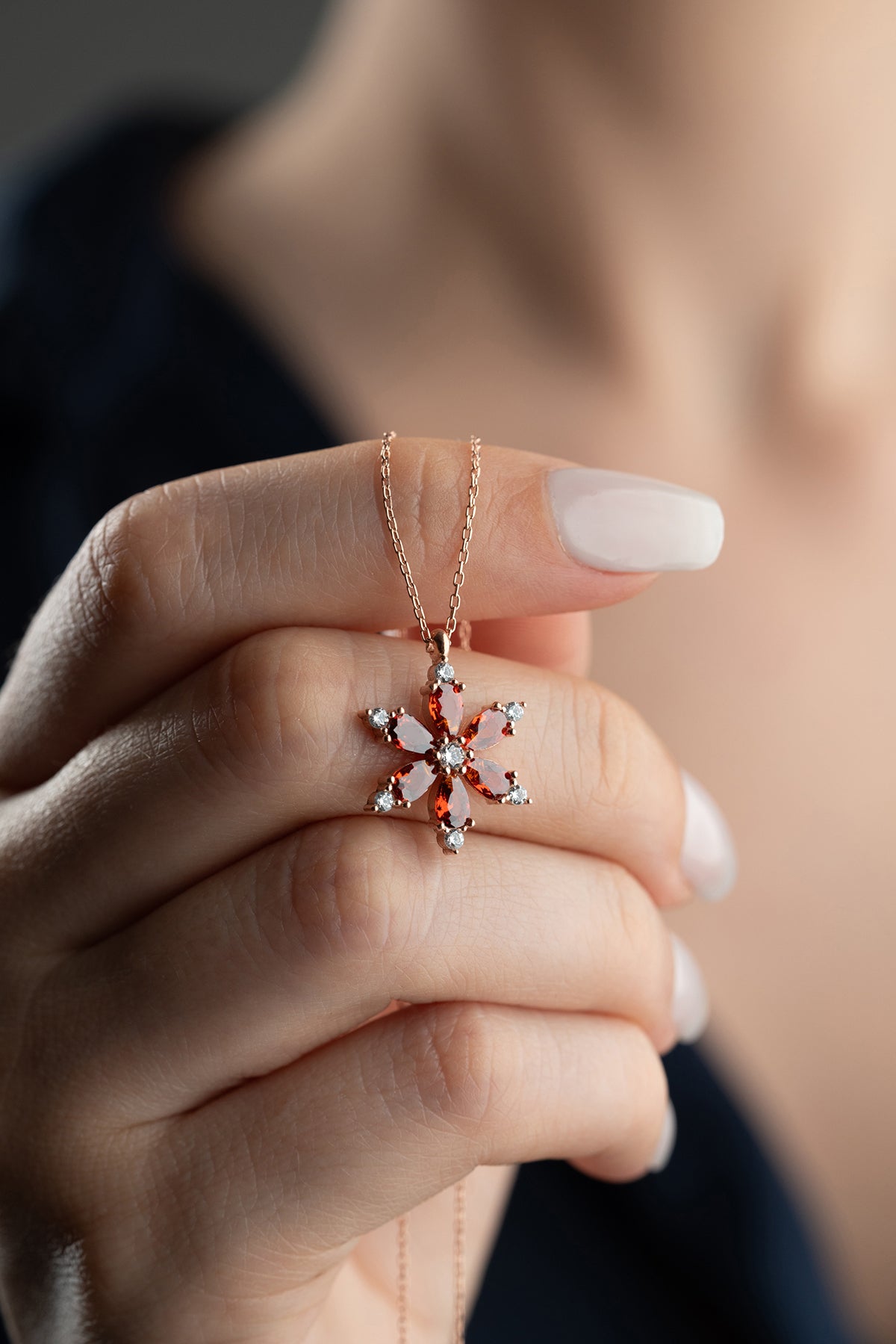 925 Ayar Gümüş Garnet Taşlı Lotus Çiçeği Kolye