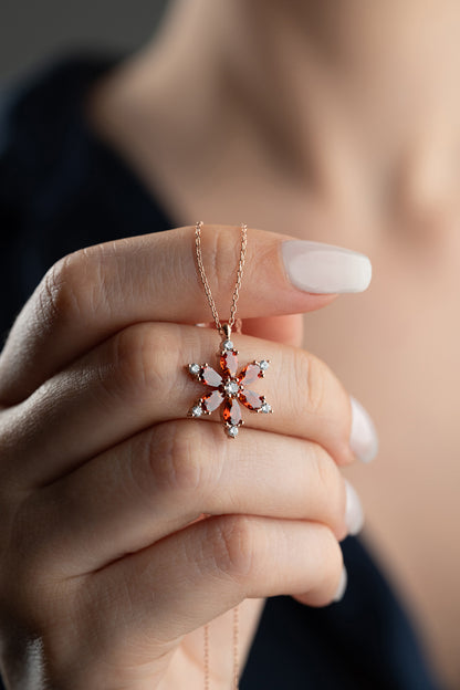 925 Ayar Gümüş Garnet Taşlı Lotus Çiçeği Kolye