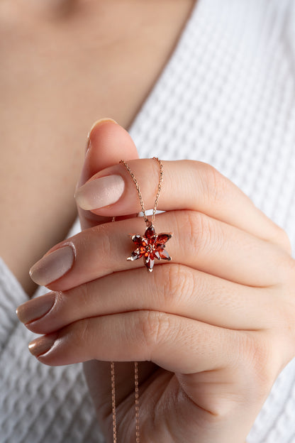 925 Ayar Gümüş Garnet Taşlı Lotus Çiçeği Kolye