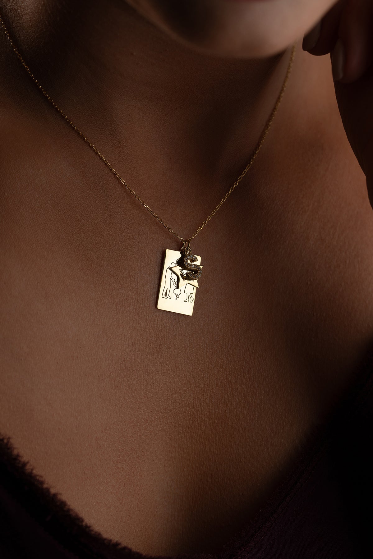 925 Ayar Gümüş Kişiye Özel Harf  Ve Yıldız Sallantılı Aile Plaka Kolye