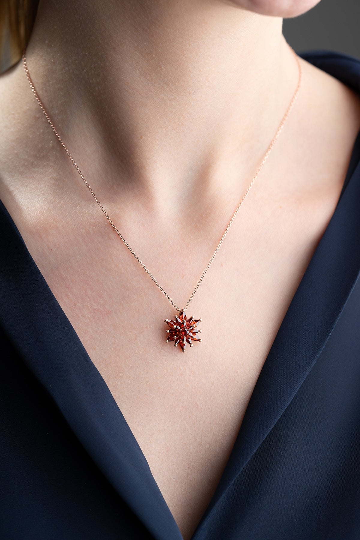 925 Ayar Gümüş Garnet Taşlı Lotus Kolye