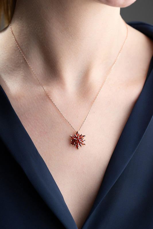 925 Ayar Gümüş Garnet Taşlı Lotus Kolye
