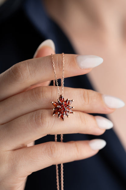 925 Ayar Gümüş Garnet Taşlı Lotus Kolye