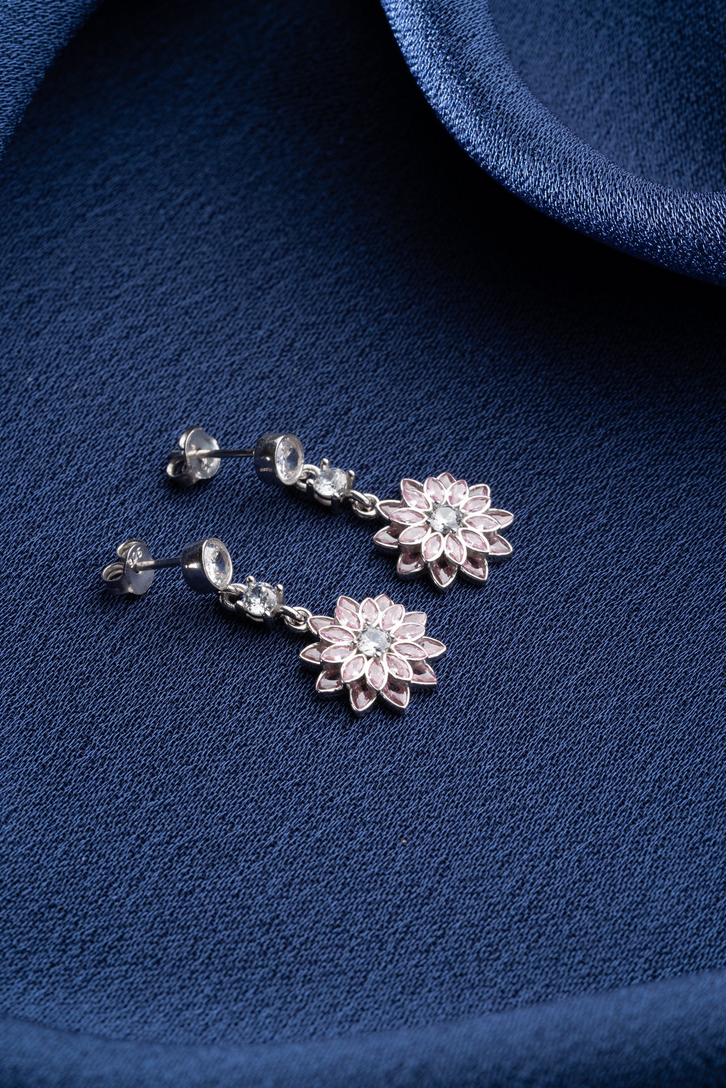 925 Ayar Gümüş Pembe Taşlı Lotus Çiçeği Çivili Küpe