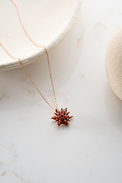 925 Ayar Gümüş Garnet Taşlı Lotus Kolye