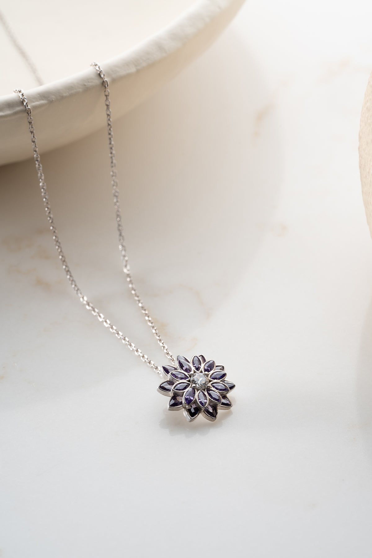 925 Ayar Gümüş Ametist Taşlı Lotus Kolye